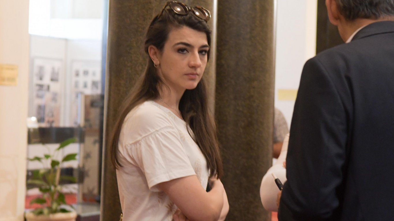 Лена Бориславова обвини президента Радев, че спъва правителството