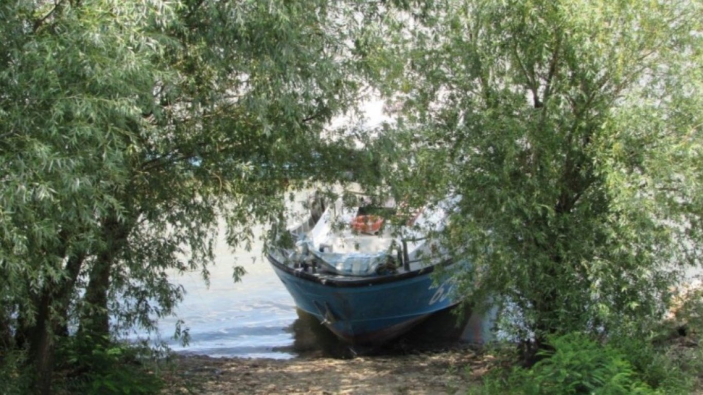 Цветна вода с неясно съдържание се излива в р. Дунав край Русе