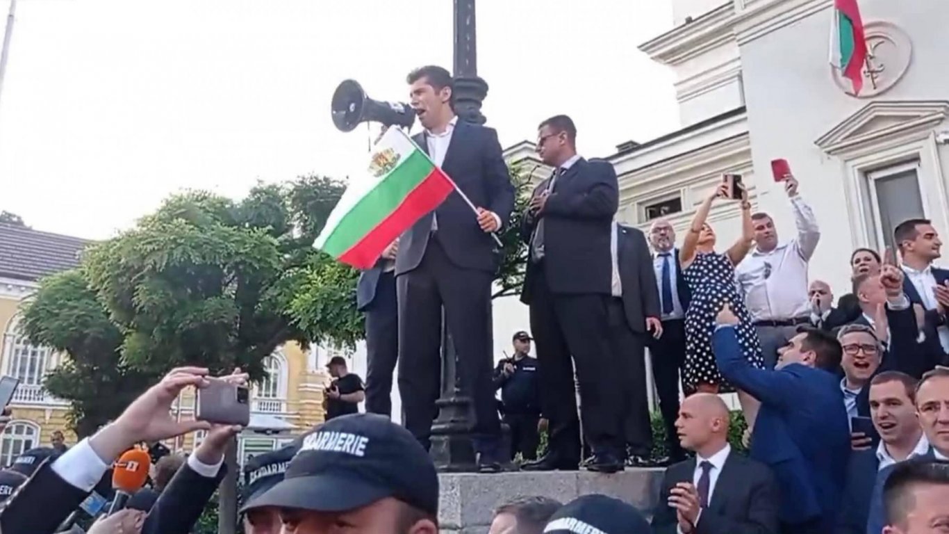 Протест в подкрепа на Никола Минчев, премиерът и министрите се включиха (снимки/видео)