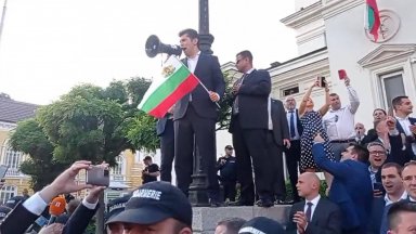 Протест срещу свалянето на Никола Минчев: Пострадали депутати и арести (снимки/видео)