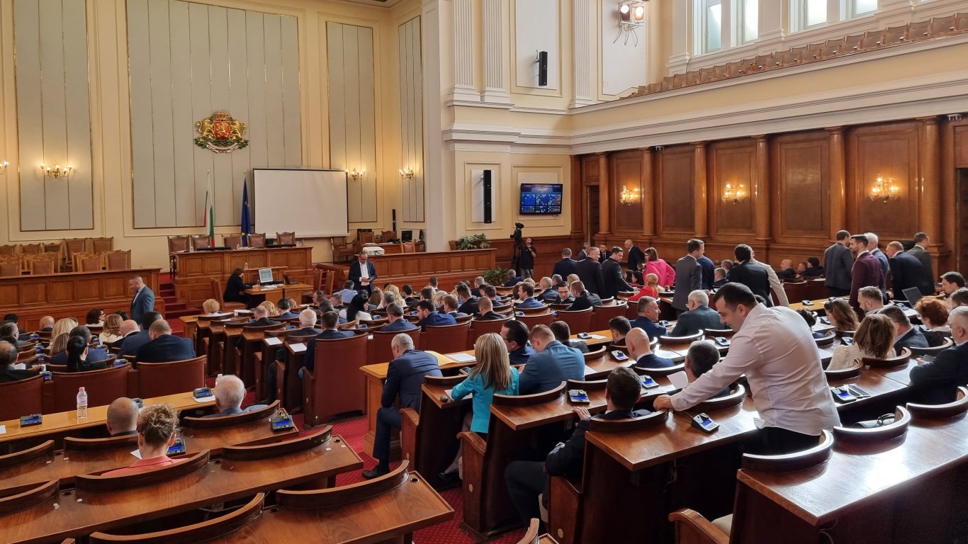 Правилно ли гласуваха депутатите за падането на кабинета: Думата имат експертите