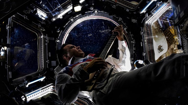 За пръв път свириха на електрическа китара в космоса