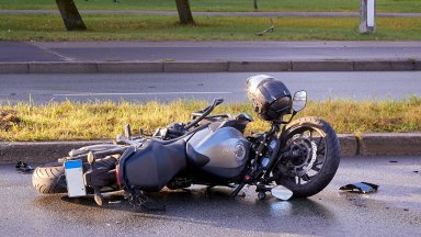 Седемнадесетгодишен мотоциклетист неправоспособен водач който бил употребил и алкохол е