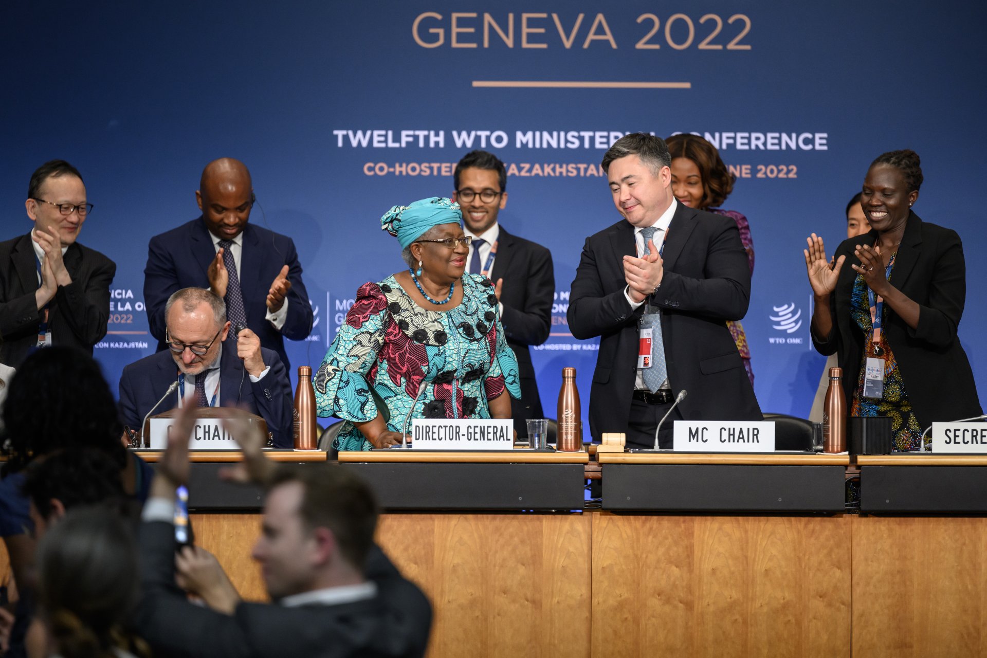 Генералният директор на Световната търговска организация Нгози Оконджо-Ивеала, център вляво, стои до председателя на конференцията Тимур Сюлейменов, втори вдясно, при закриването на конференцията, Женева, петък, 17 юни 2022 г.