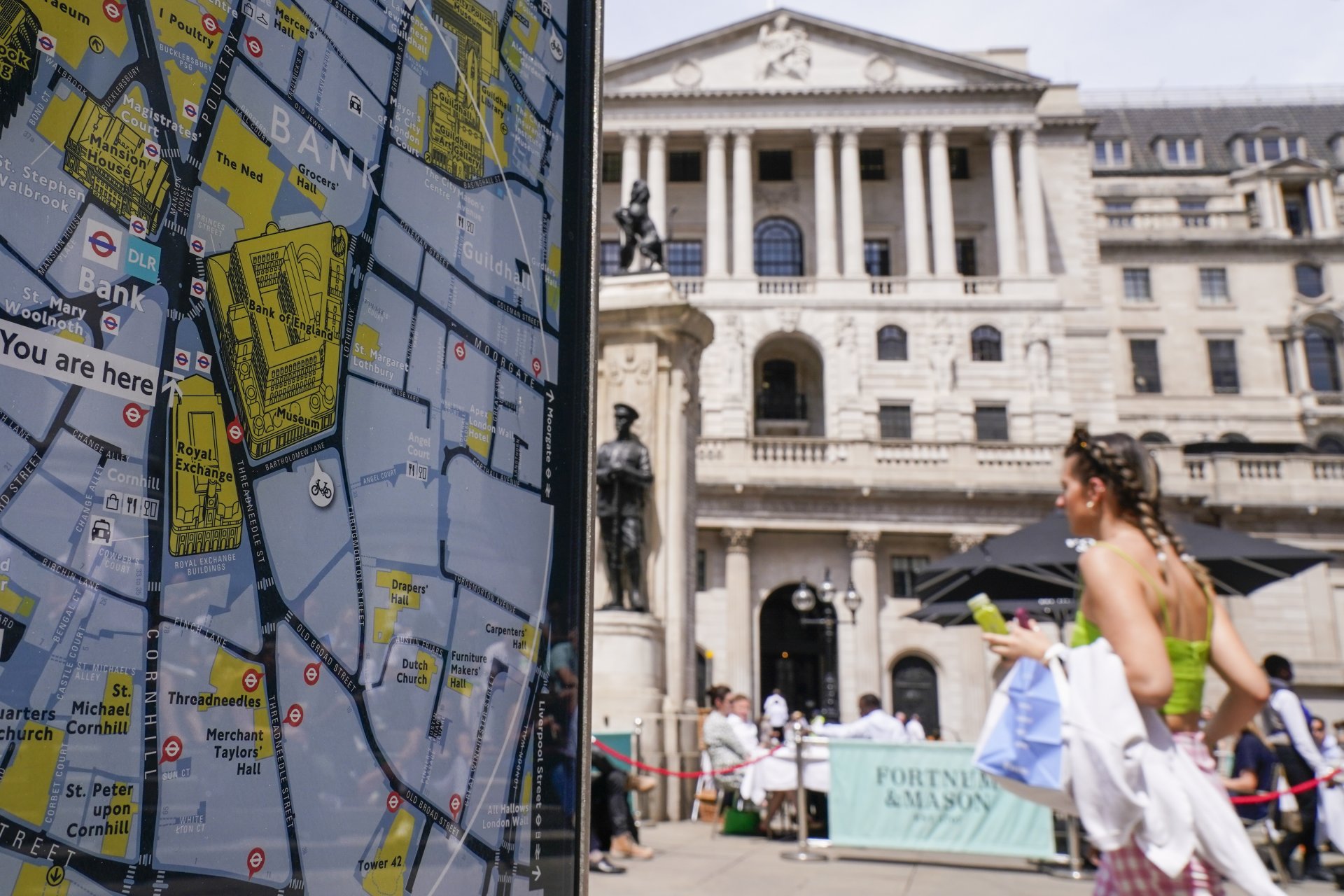Площадът пред Bank of England във финансовия квартал, известен като The City, в Лондон, четвъртък, 16 юни 2022 г. Централната банка повиши лихвата си с четвърт процентен пункт в четвъртък и заяви, че е готова да действа агресивно