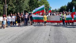 Блокираха главни пътища заради закриване на Районни управления
