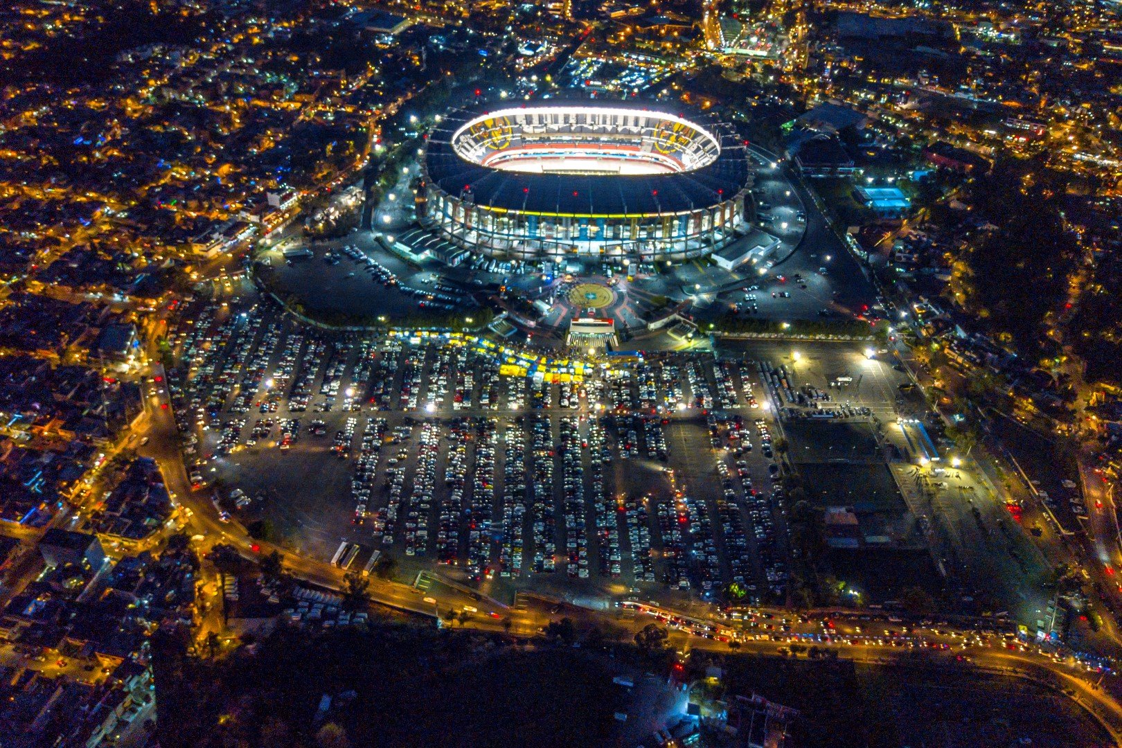 Стадион "Ацтека", Мексико Сити. Капацитетът му е 87 523 места днес, но е побирал и до 120 хиляди в чашата си през годините за футбол, че и по 130 000 за боксови мачове. Видял е два финала на световни първенства (1970 и 1986 г.). Построен преди 62 години, но след два основни ремонта е неузнаваем.