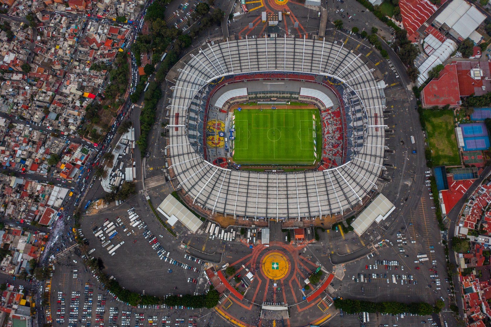 Стадион "Ацтека", Мексико Сити. Капацитетът му е 87 523 места днес, но е побирал и до 120 хиляди в чашата си през годините за футбол, че и по 130 000 за боксови мачове. Видял е два финала на световни първенства (1970 и 1986 г.). Построен преди 62 години, но след два основни ремонта е неузнаваем.