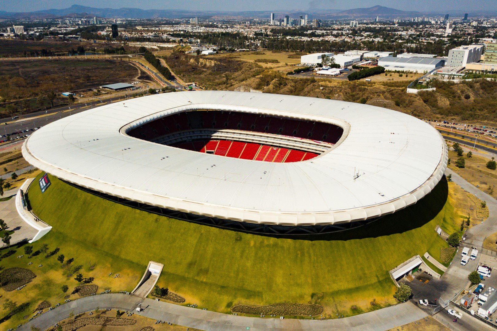 Арената е в предградията на Гуадалахара и тук играе легендарният и супер популярен мексикански Чивас. Стадион за 49 хиляди души, който се планира да достигне капацитет от 55 хиляди за Мондиала.