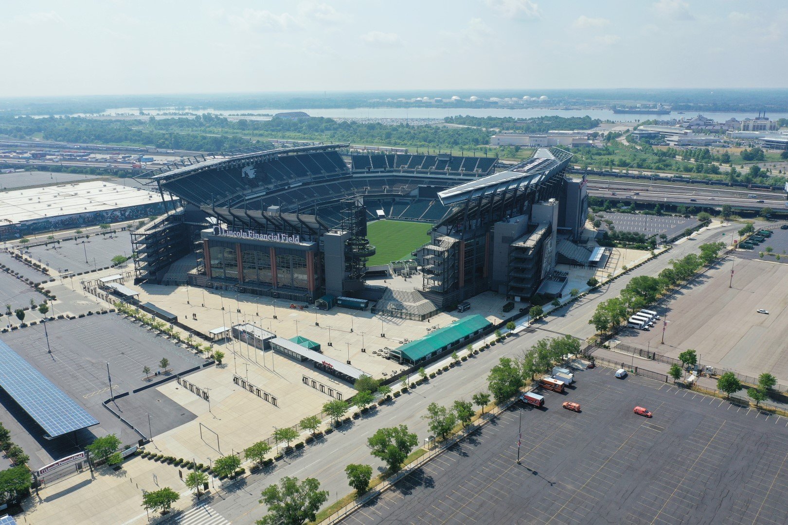 Стадионът във Филаделфия с име "Lincoln Financial Field" ще стане за световното "Филаделфия Стейдиъм", за да влезе в критериите на ФИФА. Това е градът на Роки, но и на Филаделфия Ийгълс - тима по американски футбол. И изобщо - луд по спорта град.