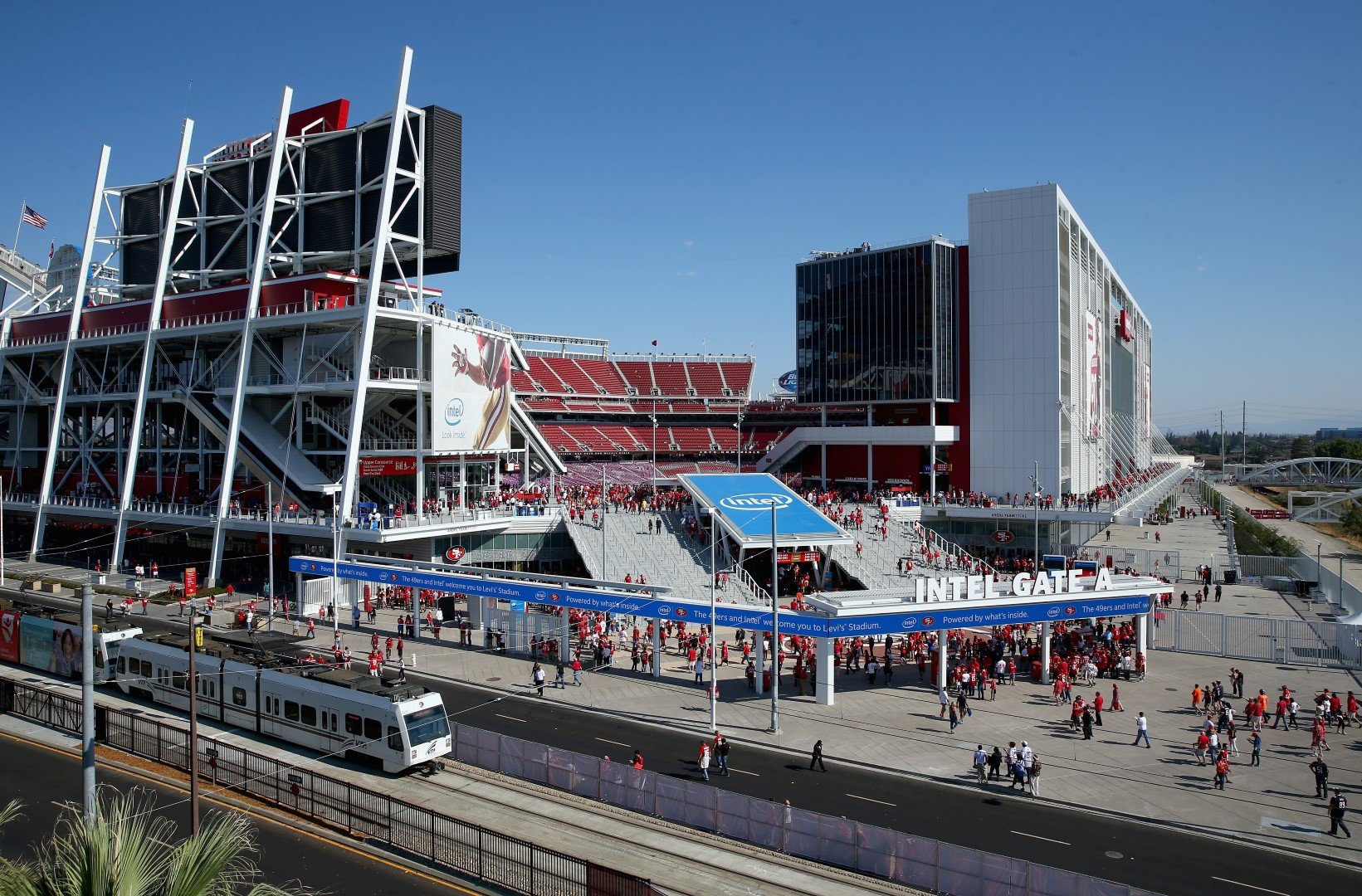 Стадион "Levi's" в Сан Франциско, който ще се казва "Бей Ериа Арина" за Мондиал 2026. Тук играе легендарният Сан Франциско 49 в НФЛ.