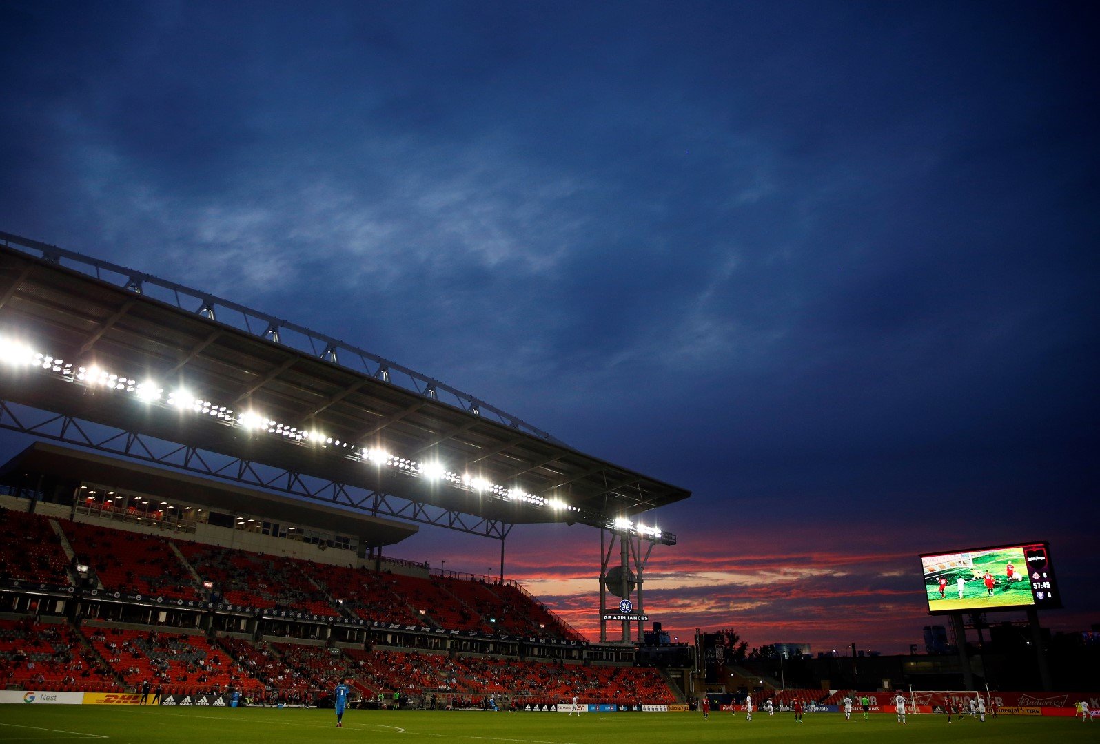 "BMO Field" или стадион "Торонто", както ще го наричаме по време на Мондиала. Домът на канадския национален отбор по футбол, който прави фурор в страната и се класира за Катар 2022. Стадионът е направо невзрачен като вид спрямо останалите в този списък, но ще претърпи големи промени за Мондиал 2026. Ще бъде напълно покрит (сега само два от секторите са такива) и достоен за събитието. Побира 30 000 зрители днес, ще са 40 000 за световното.