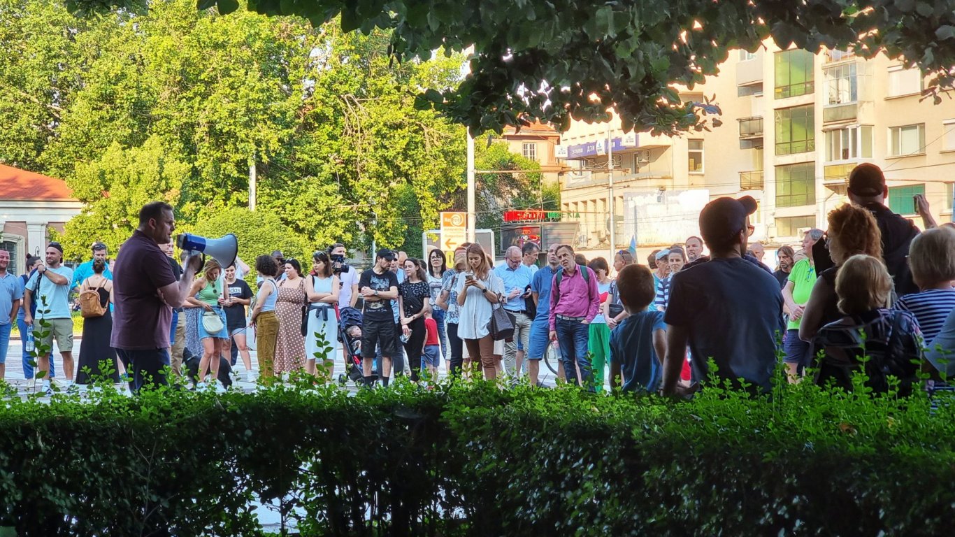 Протести в Пловдив и Варна в защита на правителството 