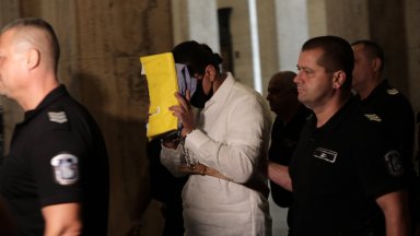 Според обвинителния акт Спига и Щерк са се запознали в