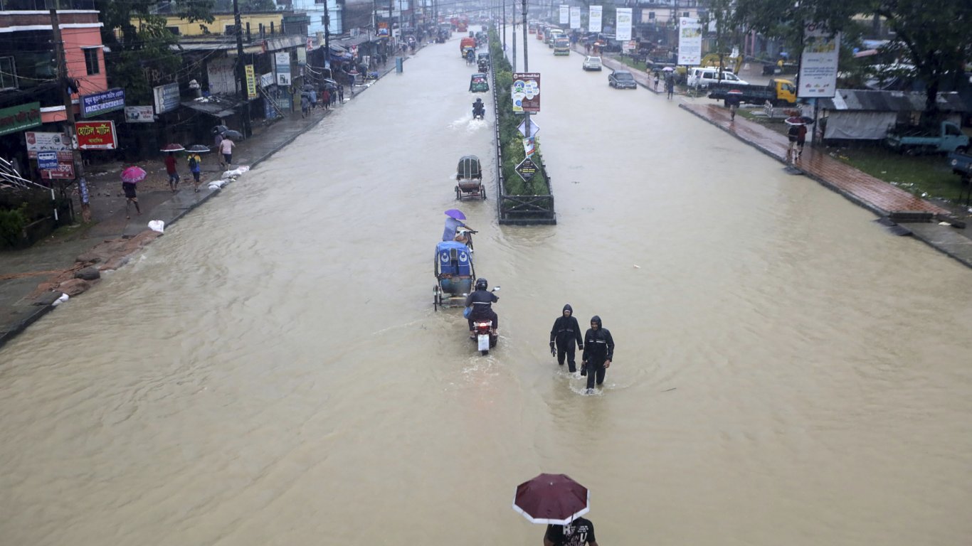 Милиони са в капана на опустошителни наводнения в Индия и Бангладеш (снимки)