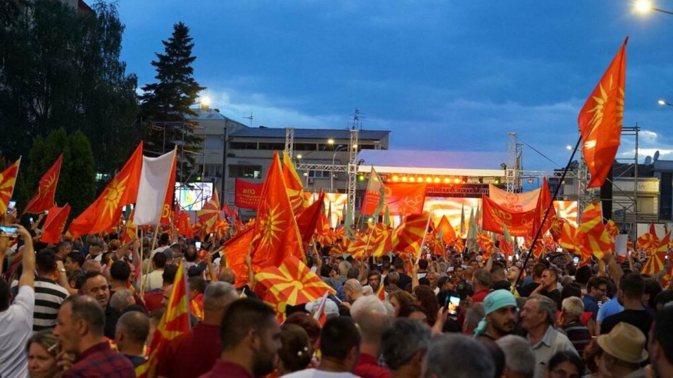 Нахлуха в двора на македонското правителство, изгориха "договора" с България (видео)