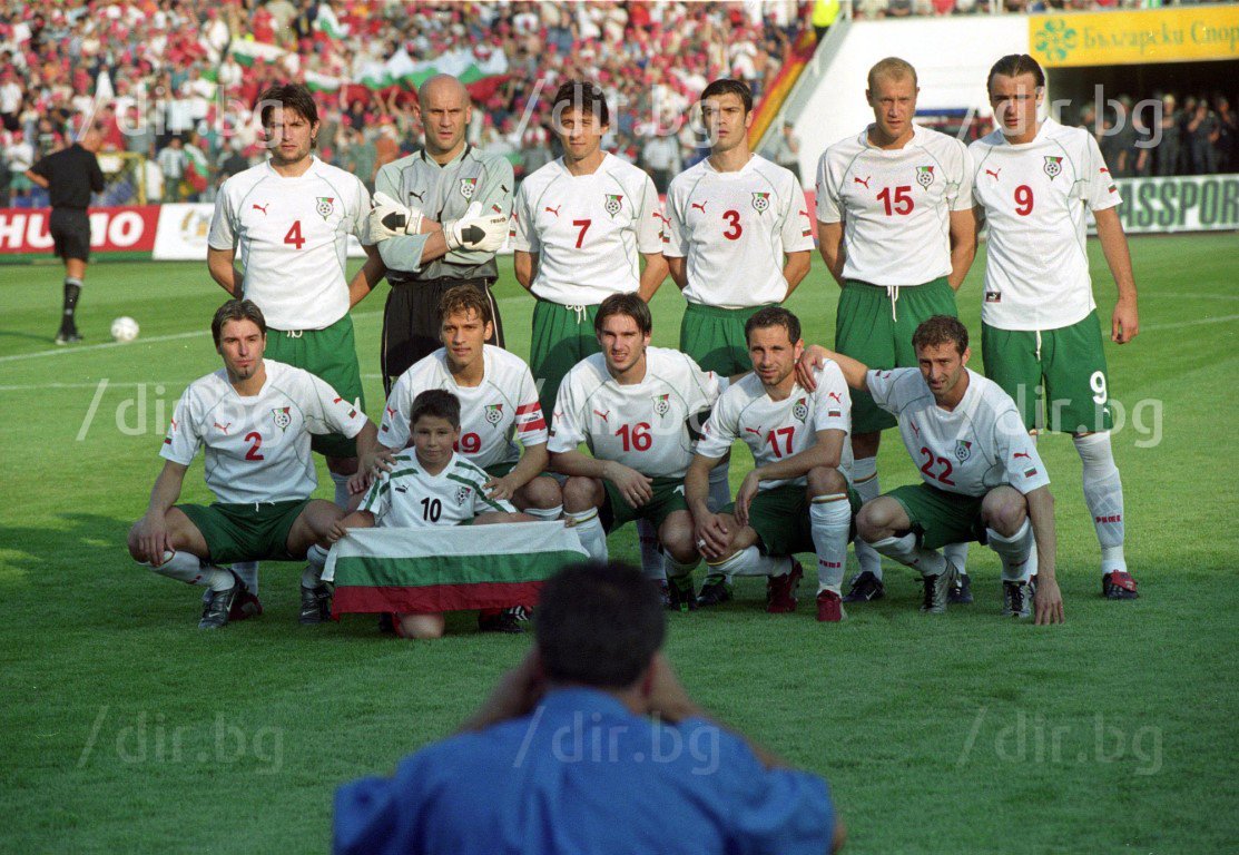 Отборът ни пред 40 000 на "Васил Левски" преди мача с Белгия през юни 2003 г.