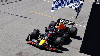 Макс удържа бясното преследване при завръщането на Формула 1 в Канада