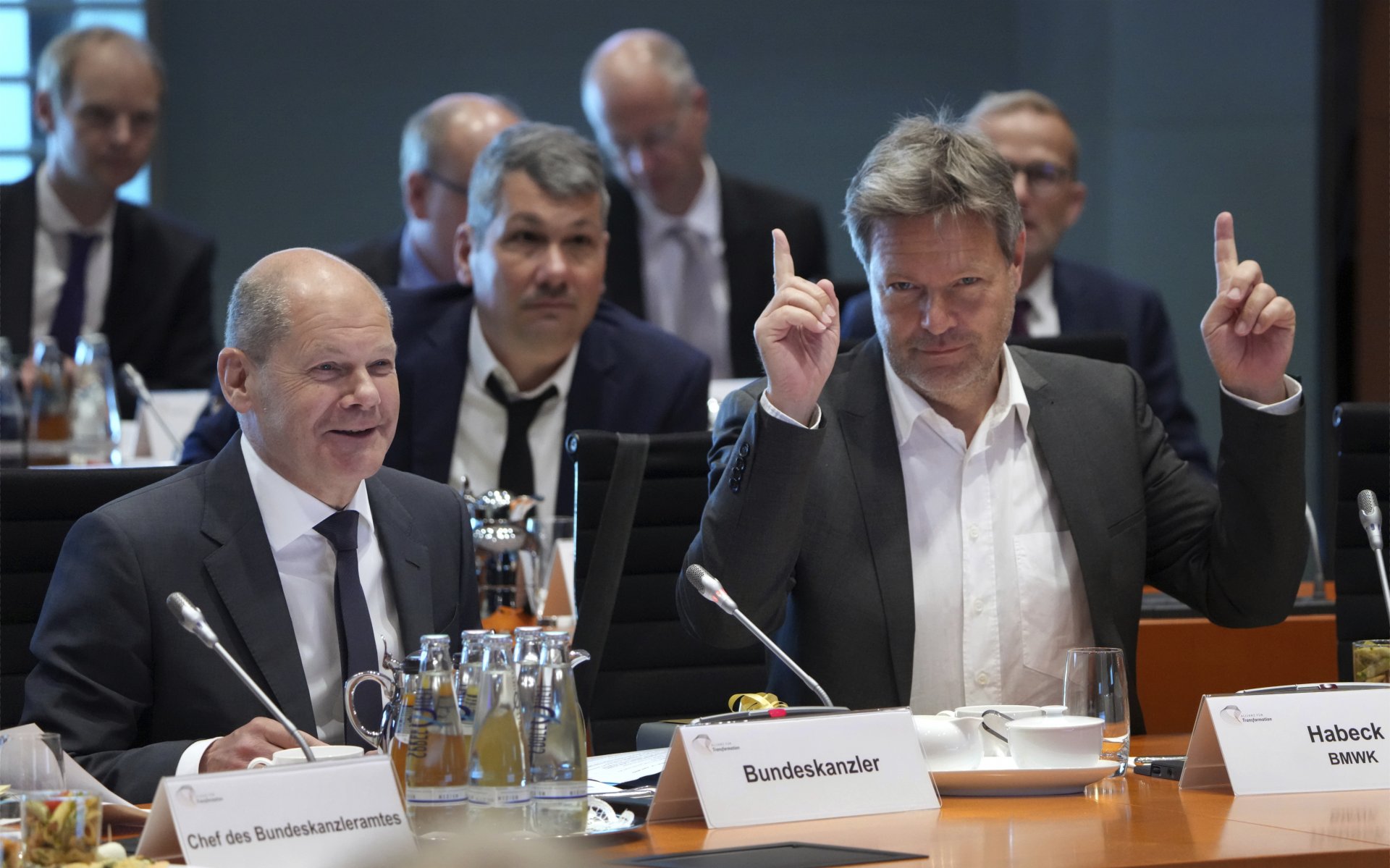 Германският министър на икономиката и климата Роберт Хабек, отпред вдясно, сочи нагоре, докато германският канцлер Олаф Шолц, отпред вляво, открива срещата на върха „Алианс за трансформация“ в канцлерството в Берлин, Германия, вторник, 14 юни 2022 г.
