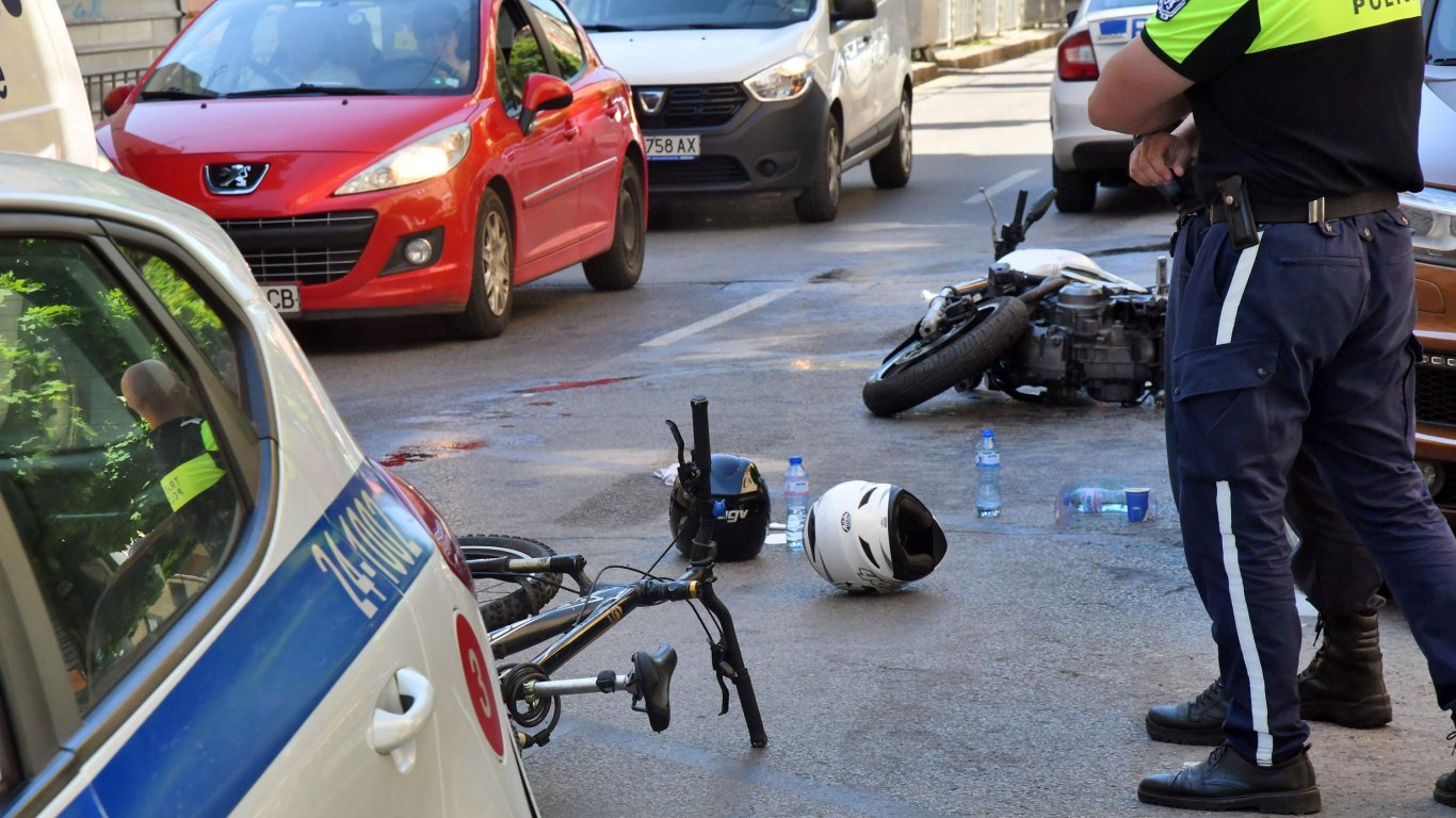 Велосипедист и моторист се удариха в центъра на София, единият пострада тежко (снимки)