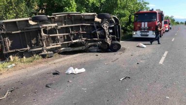 Тежка катастрофа с две жертви и двама ранени затвори пътя между Пловдив и Карлово