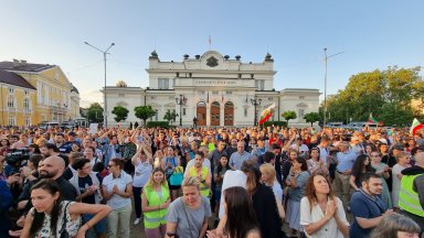 Два протеста в подкрепа на кабинета се сляха пред парламента (снимки и видео)