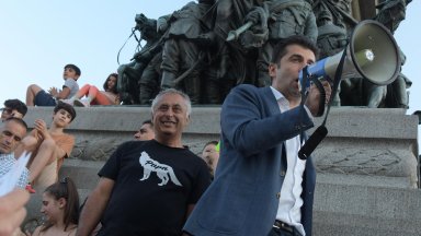 Кирил Петков ли е бил премиерът след като баща му