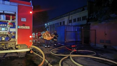 Пламна склад на печатница в Пловдив, 8 пожарни локализираха огъня (видео)