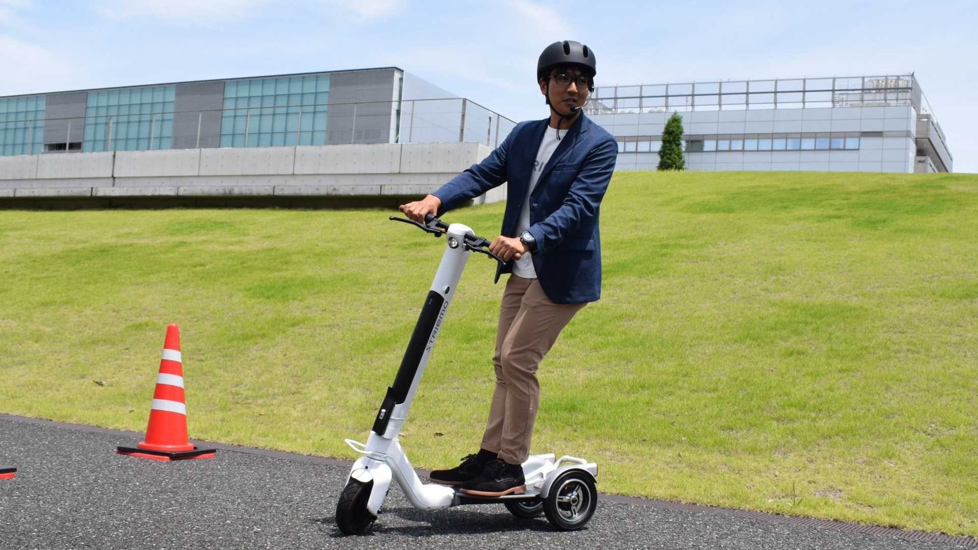 Honda представя устойчив на падане електрически скутер