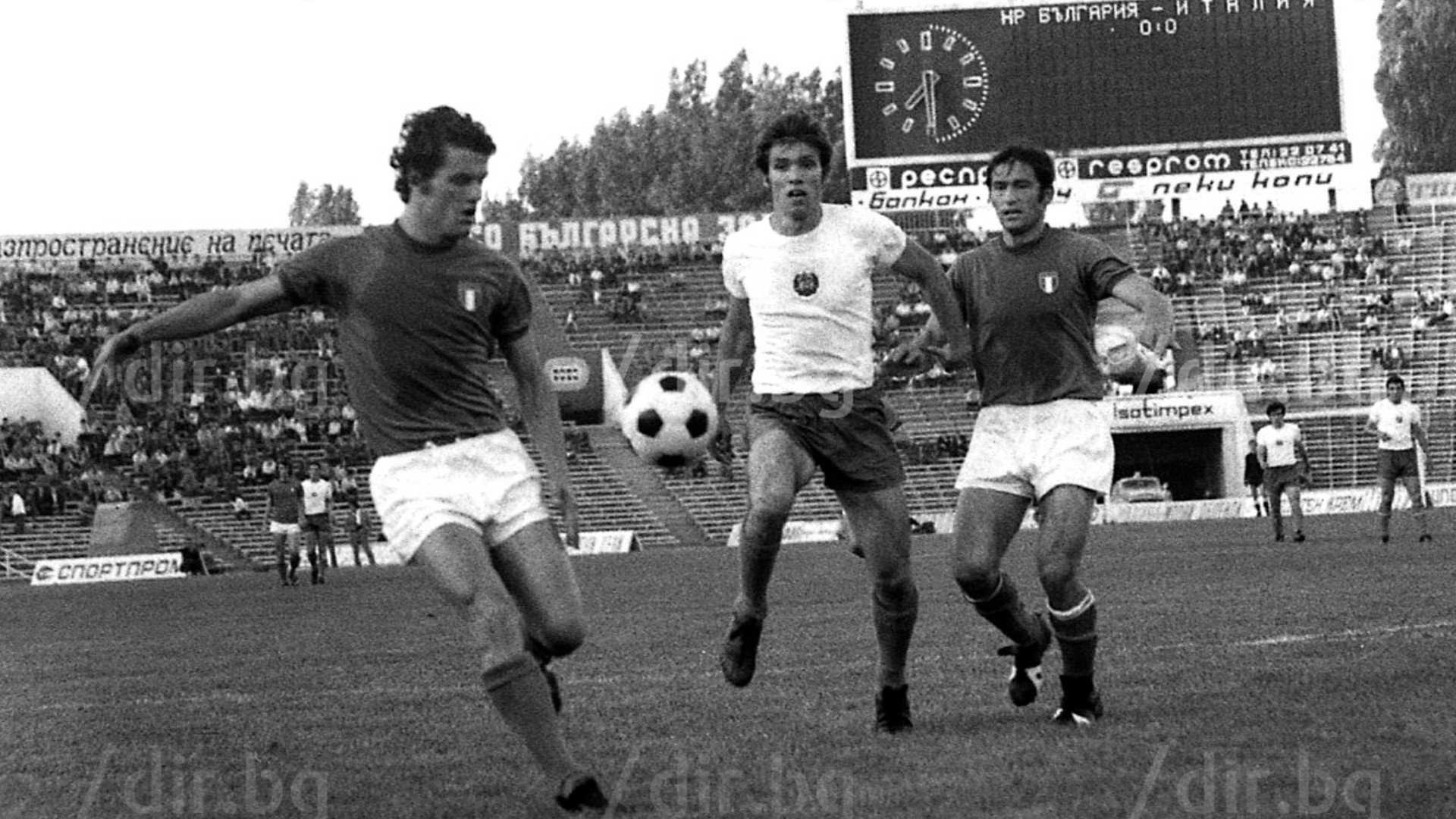 Капело срещу Бонев - момент от мача преди 50 години на Националния стадион