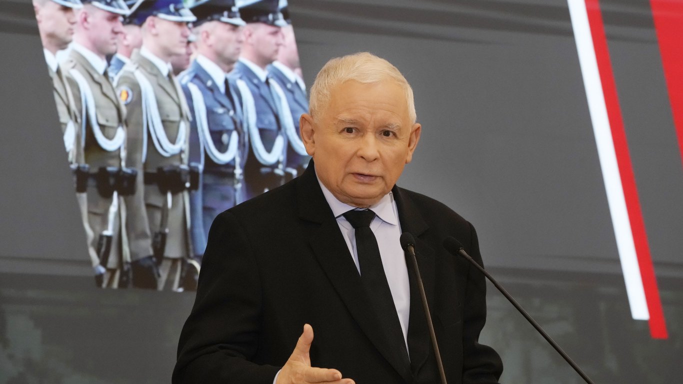 Лидерът на управляващите в Полша подаде оставка от всички постове