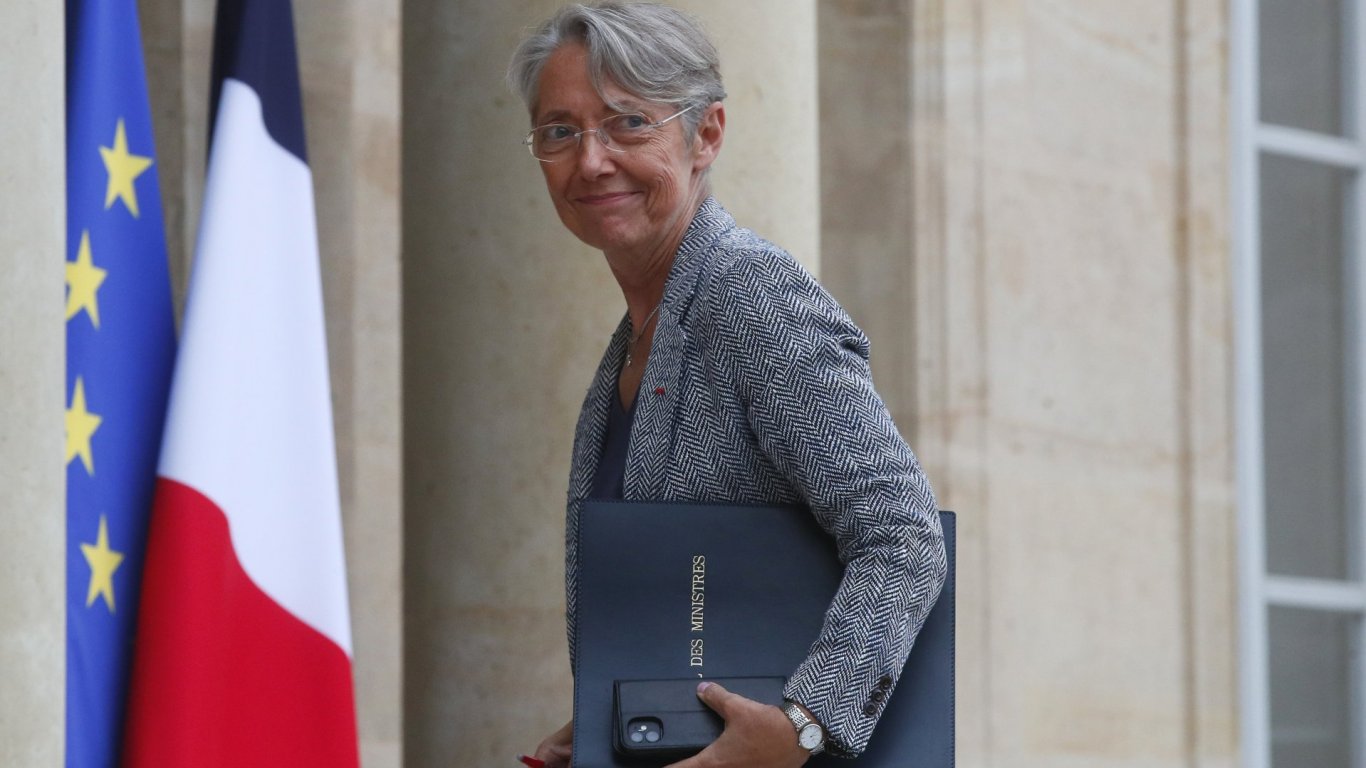 Премиерът на Франция подаде оставка, но Макрон не я прие