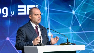 Гроздан Караджов е роден на 14 декември 1966 г в