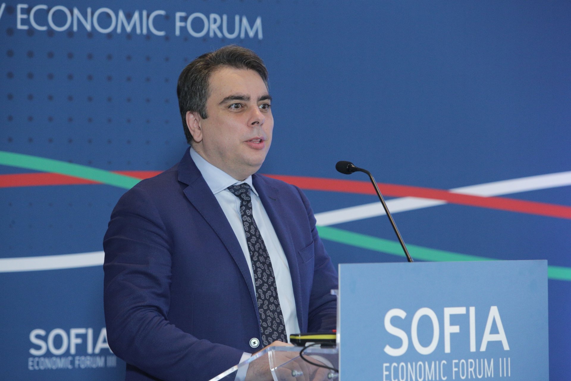 Вицепремиерът и министър на финансите Асен Василев говори пред Софийския икономически форум III