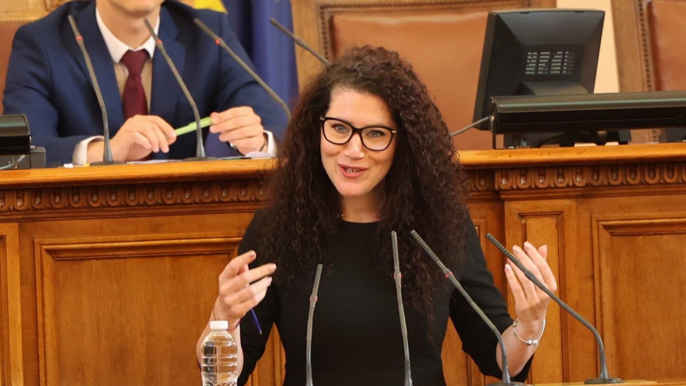 Калина Константинова анонсира съкращения в администрацията на Министерски съвет