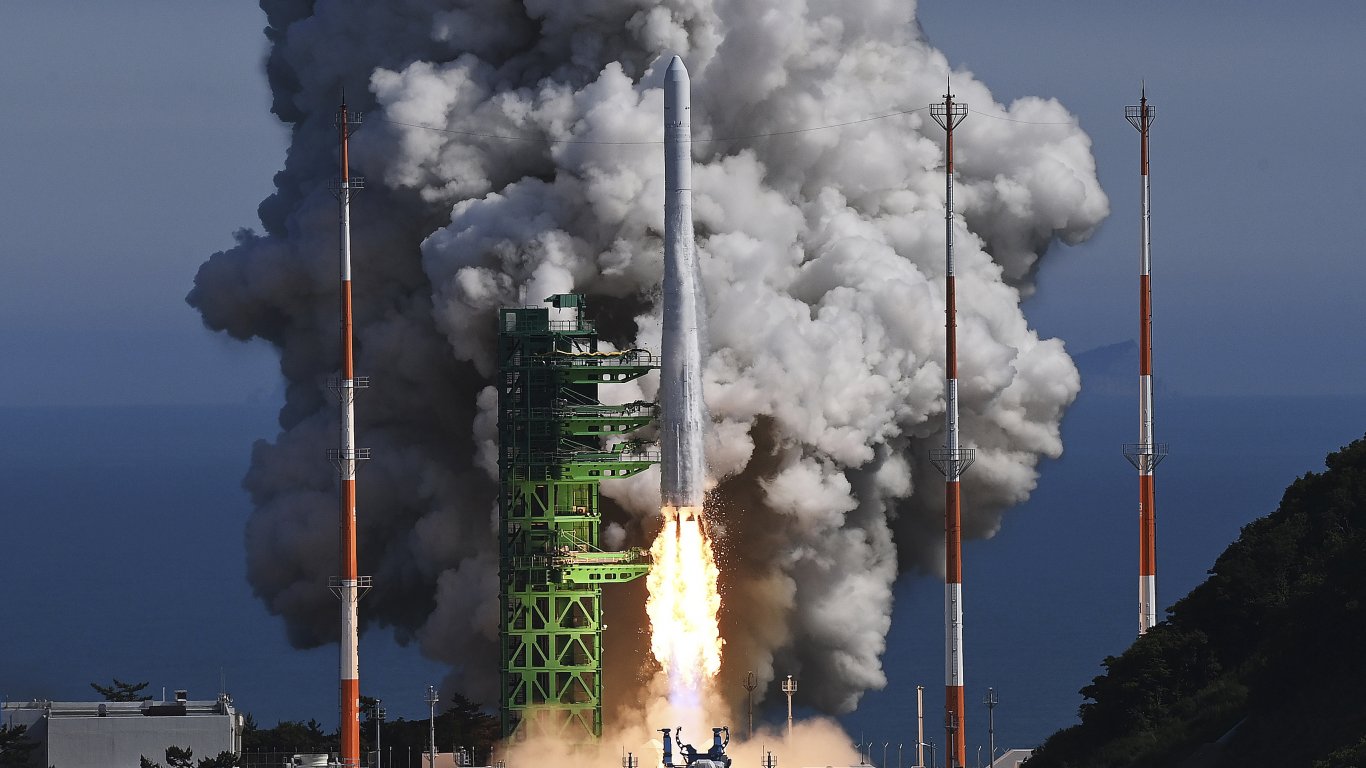 Южна Корея изстреля първата си космическа ракета (снимки)