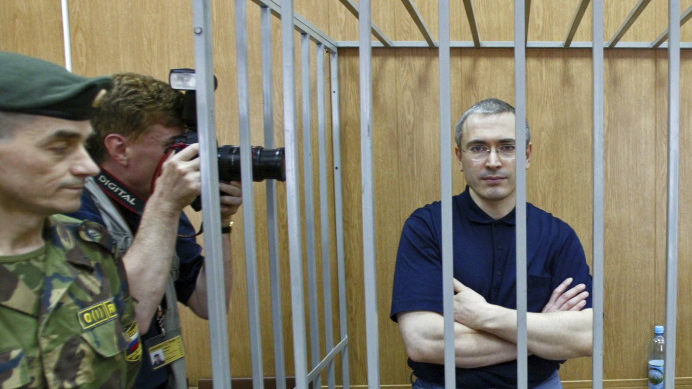Бившият изпълнителен директор на руския петролен гигант ЮКОС Михаил Ходорковски стои зад решетките в съдебна зала в Москва, понеделник, 30 май 2005 г. 