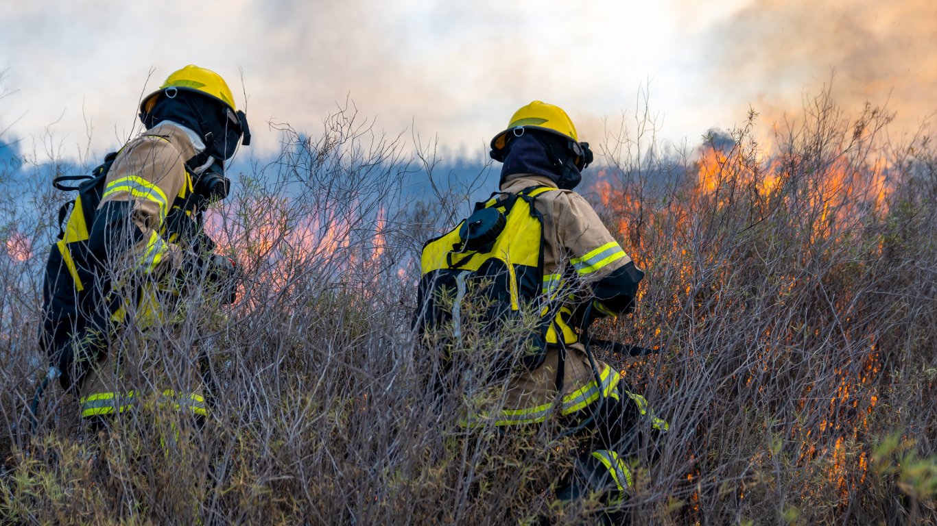 4 екипа и доброволци гасят голям пожар край Русе