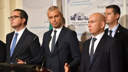 Костадинов обвини управляващите в опит да прелъстят трима депутати на "Възраждане"