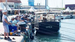Варненските рибари излязоха за улов в първото лятно утро (снимки)