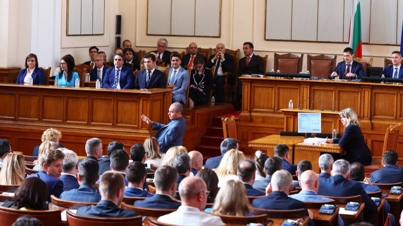 Кабинетът "Петков" падна, парламентът прие вота на недоверие