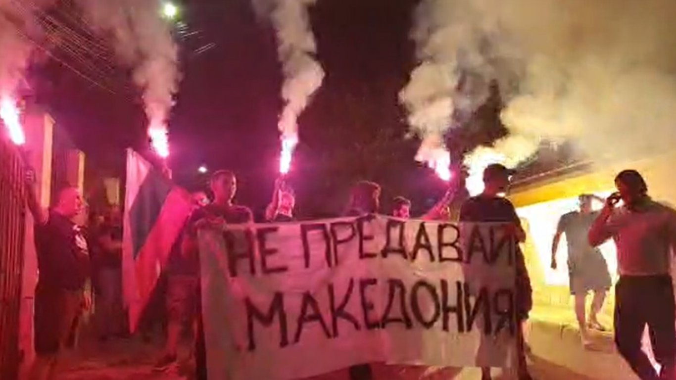 Привърженици на ВМРО протестират пред дома на Бойко Борисов 