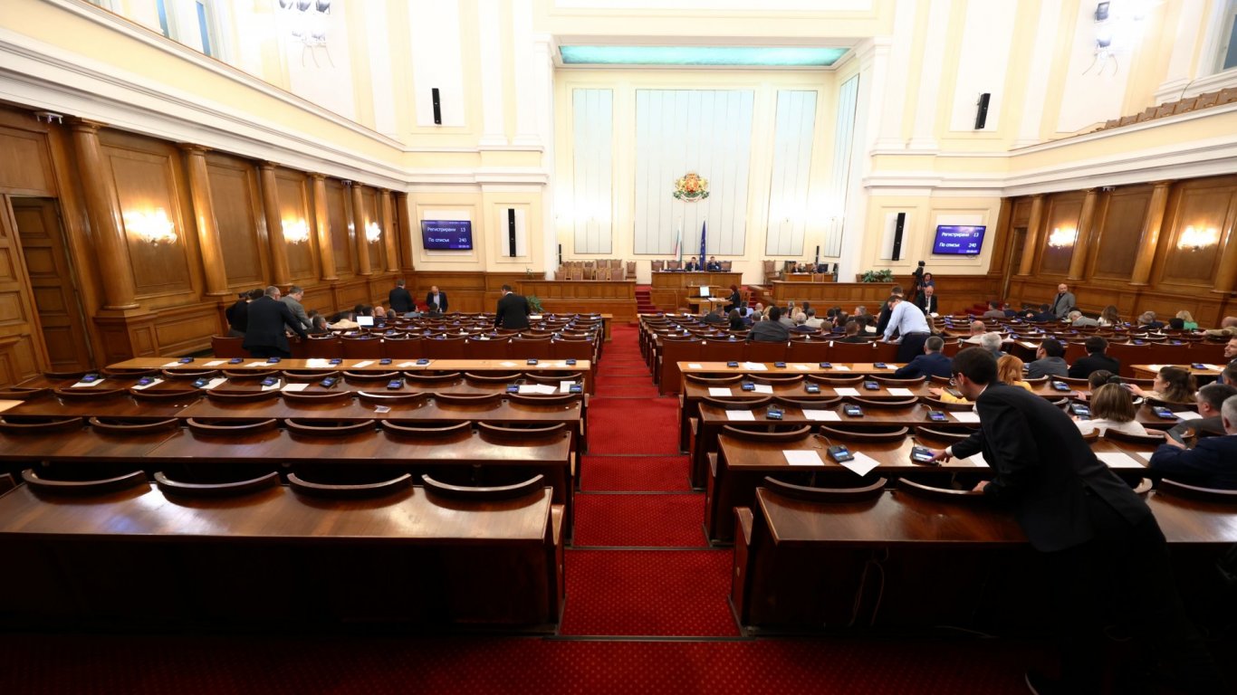 Ясни са местата в пленарна зала на НС: ПП и "Възраждане" са в центъра,  а "Български възход" отзад 