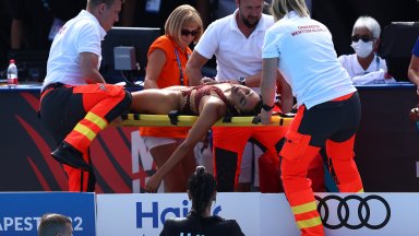 Драма на плувното световно: Американка припадна в басейна, треньорка я спаси