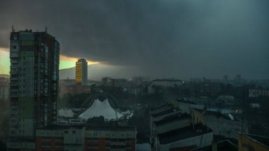 Мощна буря с пороен дъжд удари София, отнесе покрива на кметството в Габер (видео)