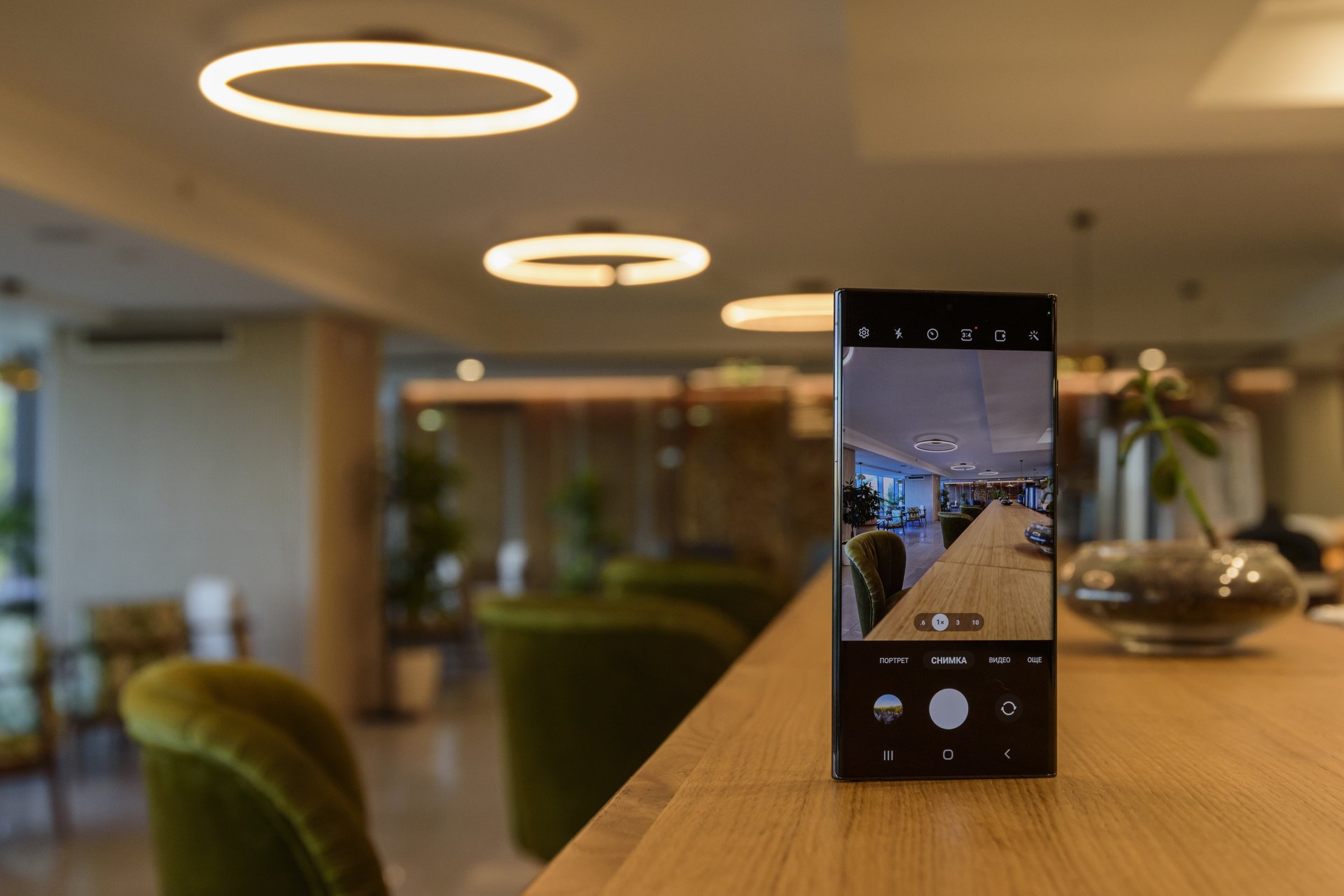 Samsung Galaxy S22 Ultra улавя нощта със сензора с уголемени пиксели, който привлича повече светлина и минимизира шума в снимката, за да предостави почти филмово осветление. Super Clear Glass обективите понижават отблясъците за по-ясни и ярки кадри.