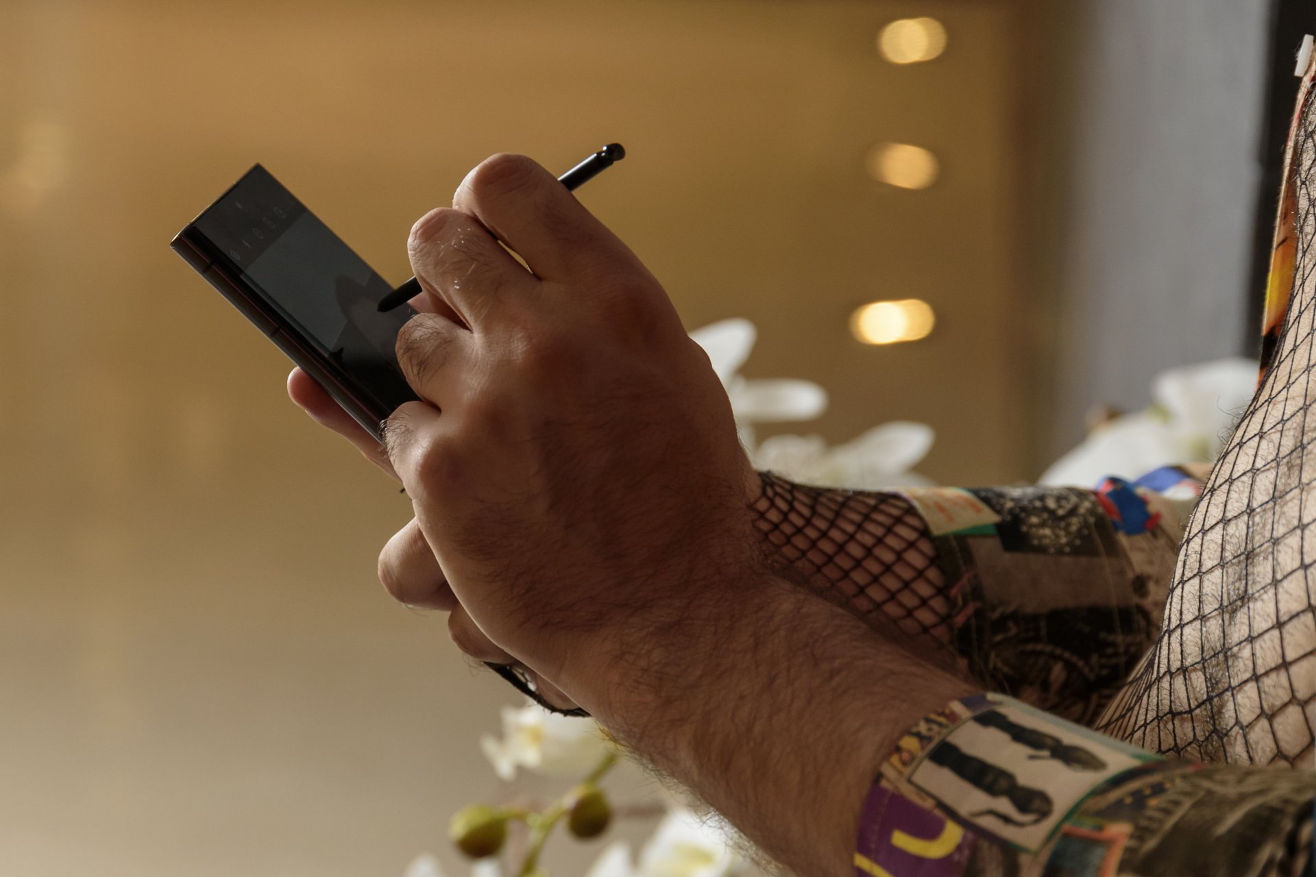Samsung Galaxy S22 Ultra ни придружава в артистичното приключение в Grand Hotel Millenium и Urban Garden Cafe