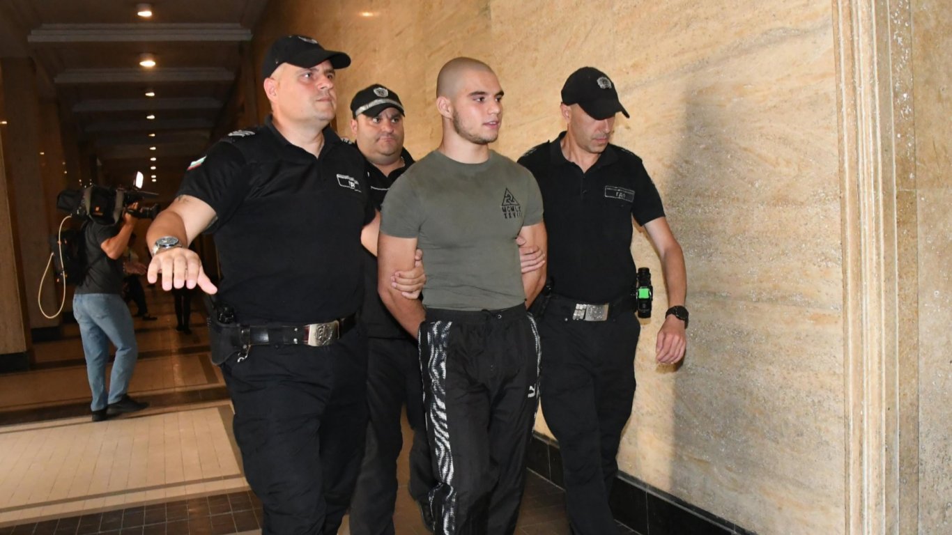 Съдът пусна под домашен арест прокурорския син от Перник