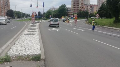 Пропадна участък от пътя при входа на Бургас (снимки)