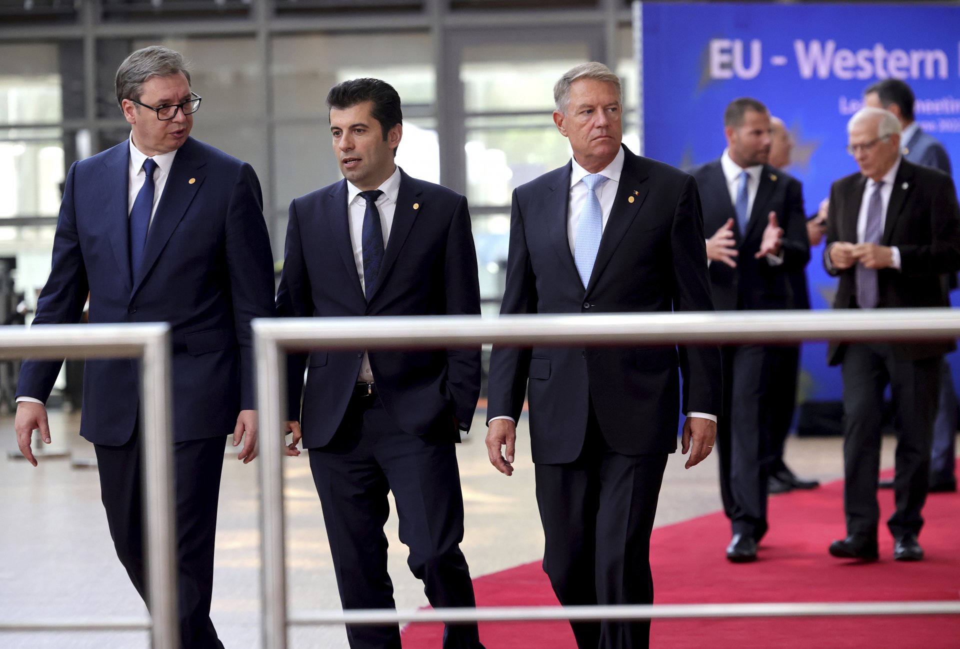 Отляво сръбският президент Александър Вучич, българският премиер Кирил Петков и президентът на Румъния Клаус Вернер Йоанис се отправят към групова снимка по време на срещата на върха на ЕС в Брюксел, четвъртък, 23 юни 2022 г.